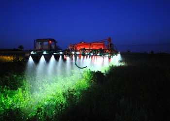 LED-підсвітка кожного розпилювача для роботи обприскувача в темну пору доби.